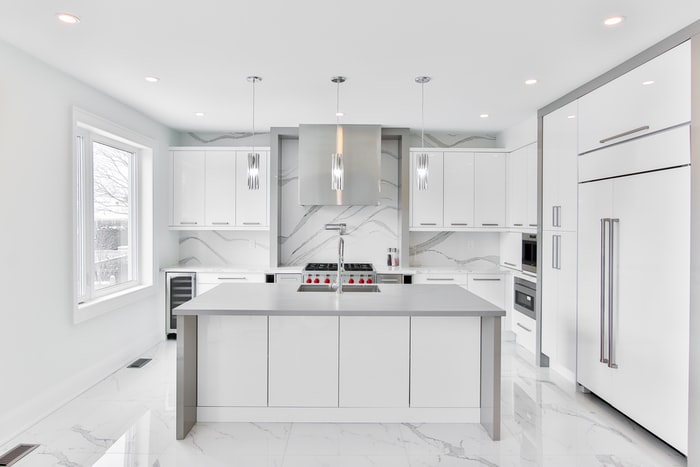 Dapur modern dengan motif keramik marble putih, unsplash @sidekix