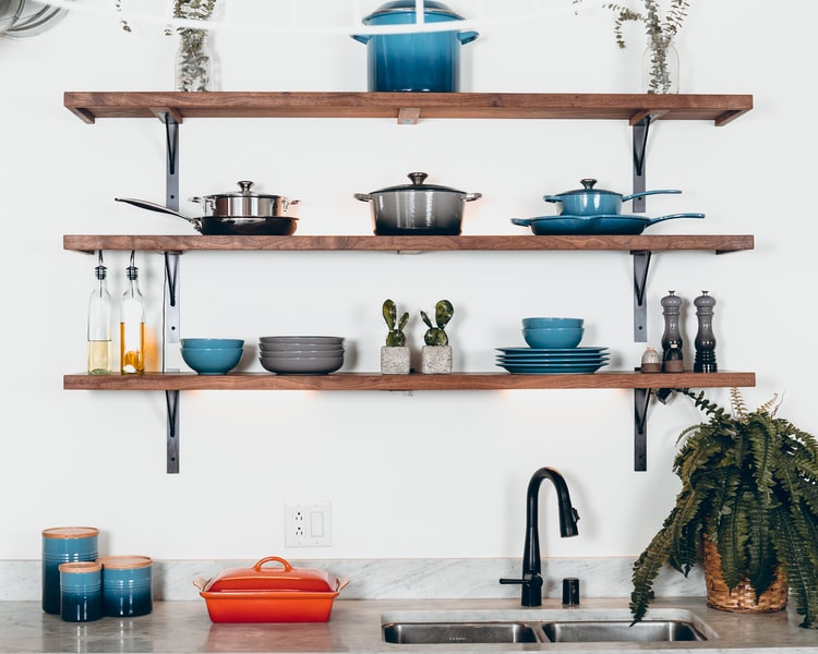 Menempatkan tanaman di dapur minimalis, unsplash @danedeaner