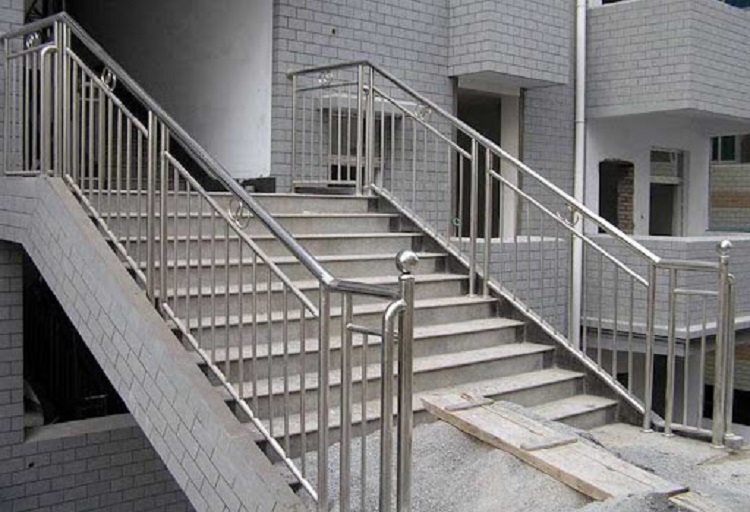 Railing tangga dari stainless steel, Sumber : yikaizsb.com
