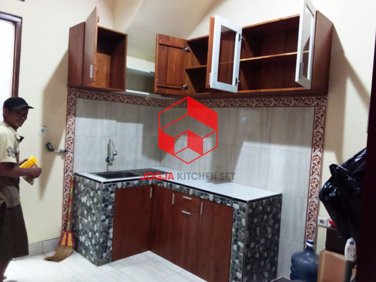 Foto kitchen set dari kayu Jati (hasil jadi)