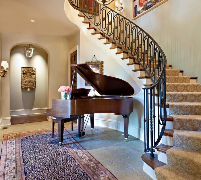Penempatan piano di bawah tangga, sumber: idea.grid.id