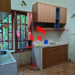 Kabinet bawah dan atas dapur warna kayu di Kulon Progo