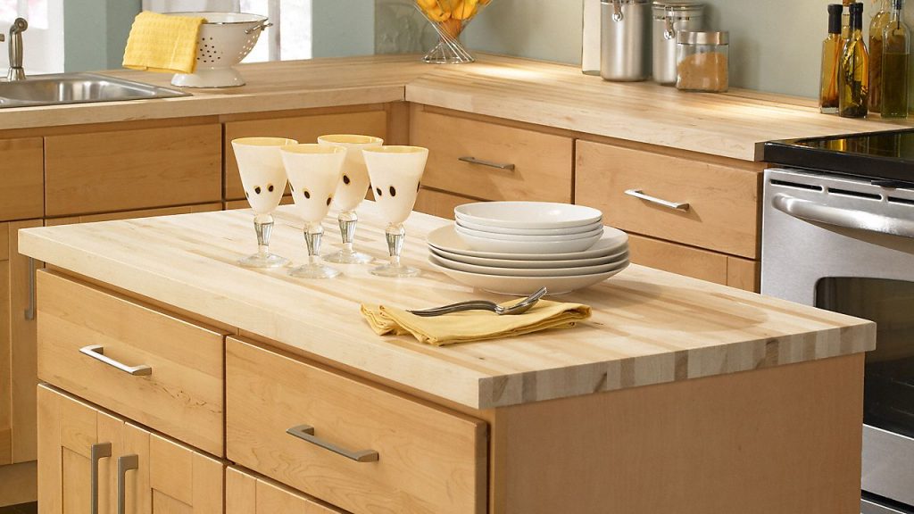 Countertop kayu dapat memberikan kehangatan dan keasrian alami pada dapur Anda. Sumber Ideagrid