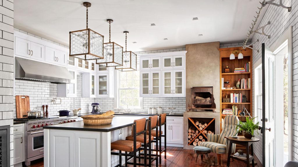 Memasang pencahayaan dapur dengan desain unik dapat memaksimalkan fungsi dekoratif. Sumber Architecturaldigest