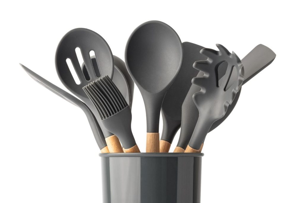 Ilustrasi alat masak berbahan silikon yang tahan lama dan tidak mudah pudar. Sumber Shutterstock
