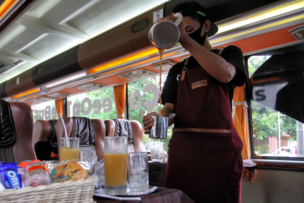 Penyajian minuman oleh barista di dalam Cafe On The Bus. Sumber Gedegnet