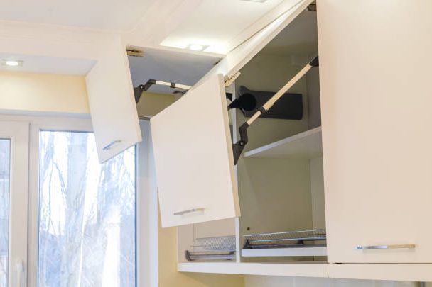 Lemari gantung dapur minimalis lebih mudah dibersihkan. Sumber: istockphoto.com