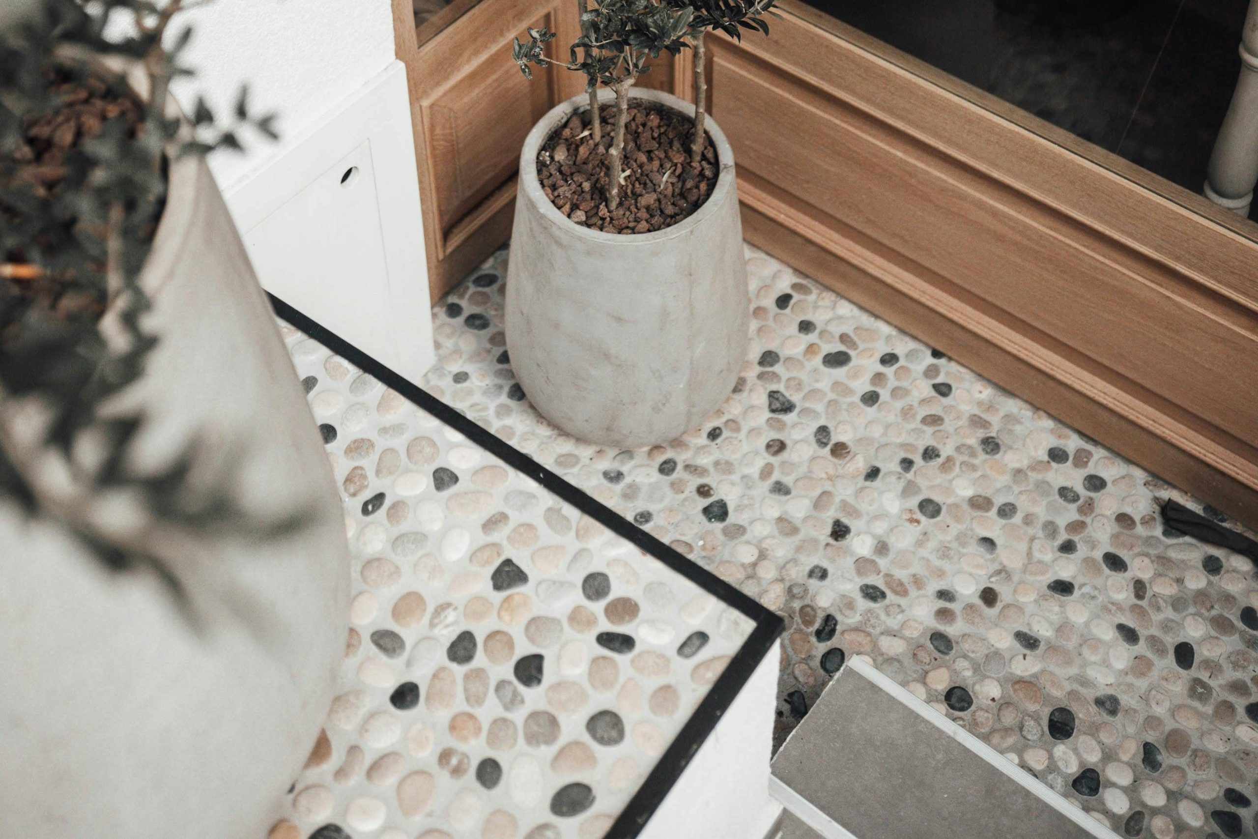 Lantai dapur batu alam. Sumber: pexels