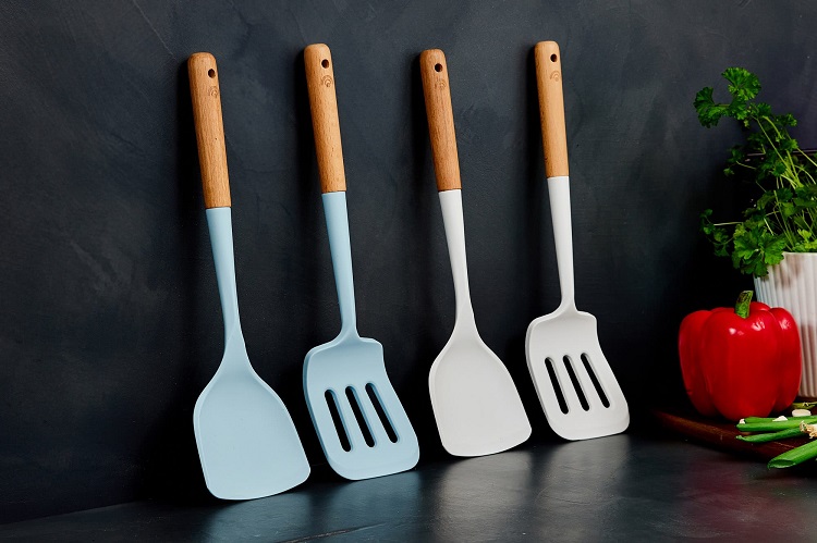 Peralatan masak spatula, Sumber: yum-asia.com