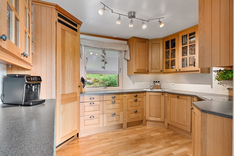 Contoh kitchen set dari kayu, Sumber: pexels.com