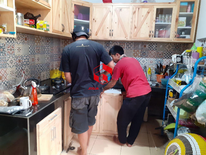 Instalasi kitchen set kayu jati Belanda