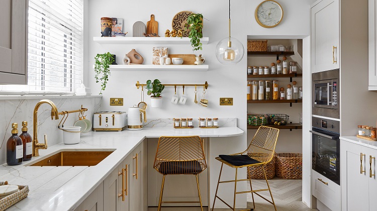 Menyiasati dapur sempit agar terlihat longgar, Sumber: idealhome.co.uk